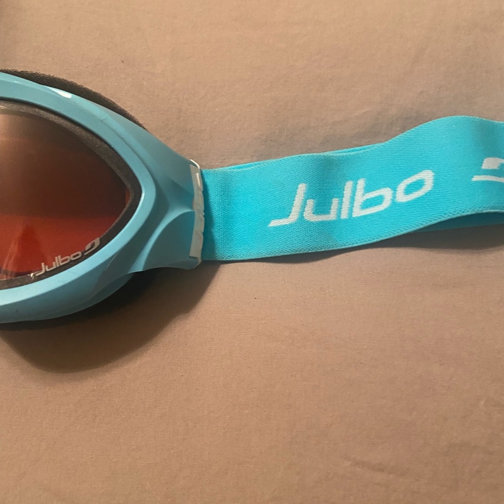 Blue ski goggles
